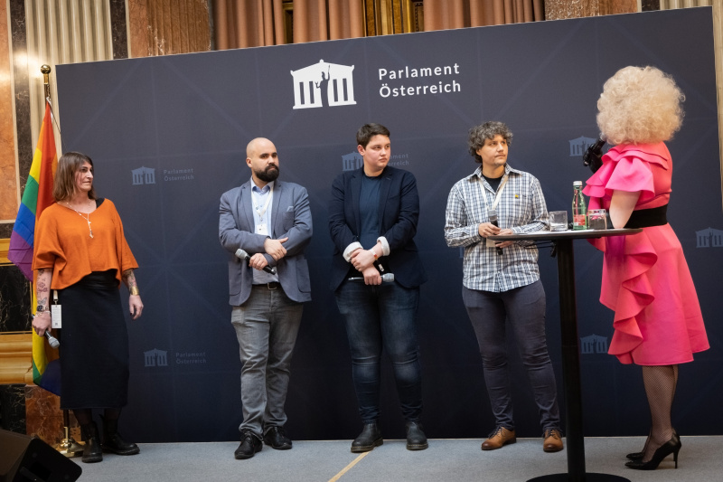 Talk-Runde mit Vertreter:innen der Community mit von links. Valerie Lenk (TransX)  und Joe Nidermayer (RosaLila PantherInnen Steiermark) , Ann-Sophie Otte, Hosi Wien, Tinou Ponzer, VIMÖ