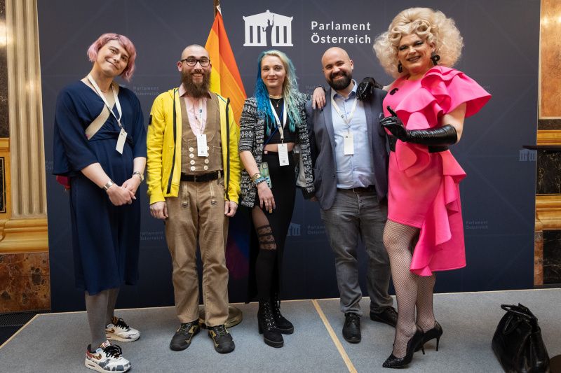 Gruppenfoto mit Moderatorin Dragqueen Grazia Patricia