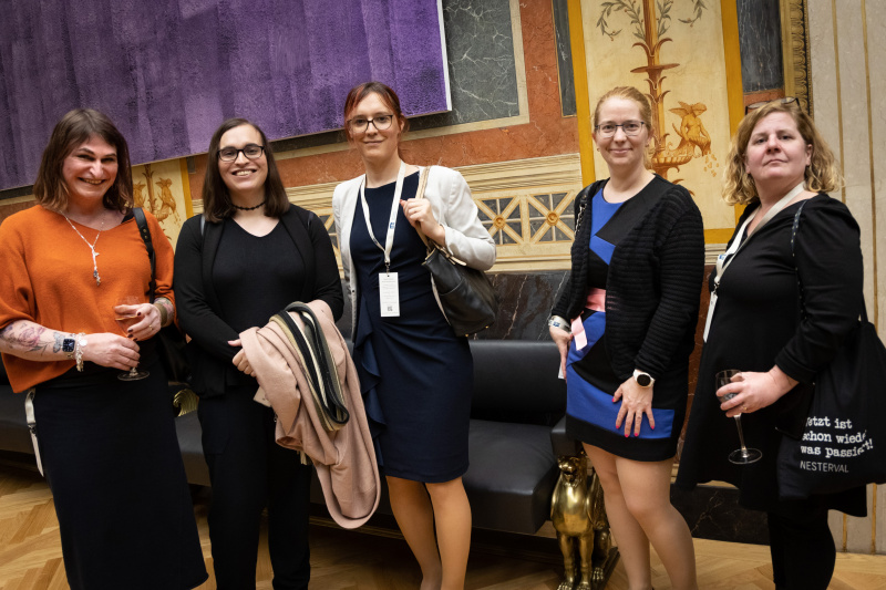 Veranstaltungsteilnehmer:innen mit Valerie Lenk (TransX) (1. von links)