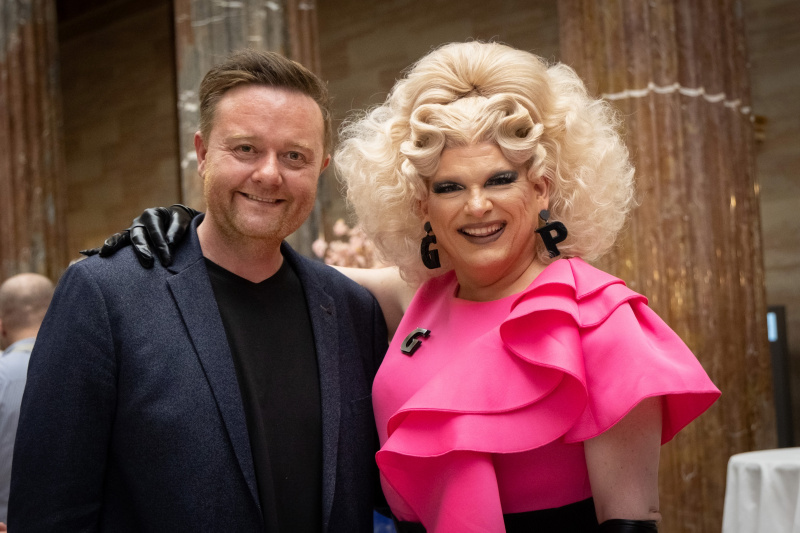 Nationalratsabgeordneter Mario Lindner (SPÖ) mit Dragqueen Grazia Patricia