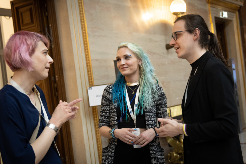 Veranstaltungsteilnehmer:innen im Gespräch