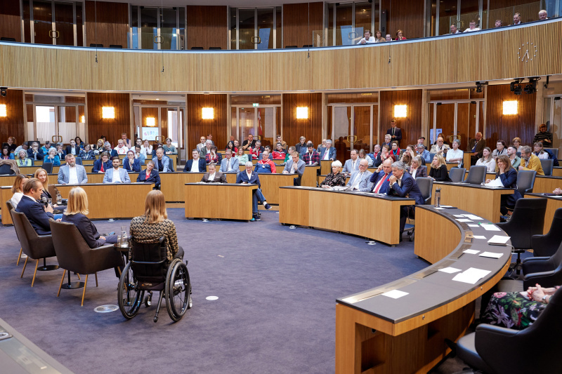 Gesprächsrunde mit Abgeordneten zum Nationalrat. Von rechts: Nationalratsabgeordnete Kira Grünberg (ÖVP), Nationalratsabgeordnete Verena Nussbaum (SPÖ), Heri Hahn Special Olympics, Nationalratsabgeordnete Dagmar Belakowitsch (FPÖ), Nationalratsabgeordnete Agnes Sirkka Prammer (GRÜNE), Nationalratsabgeordneter Yannick Shetty (NEOS)