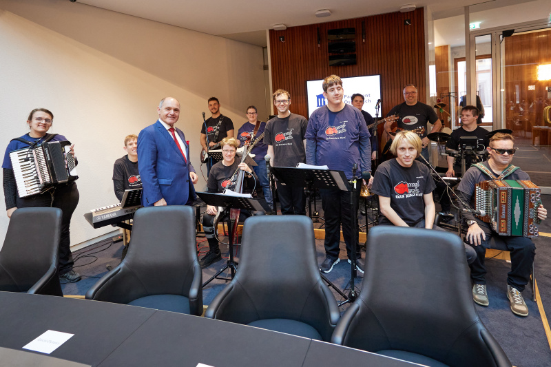 Musikalische Umrahmung durch Mundwerk . 3. von links: Nationalratspräsident Wolfgang Sobotka (ÖVP)
