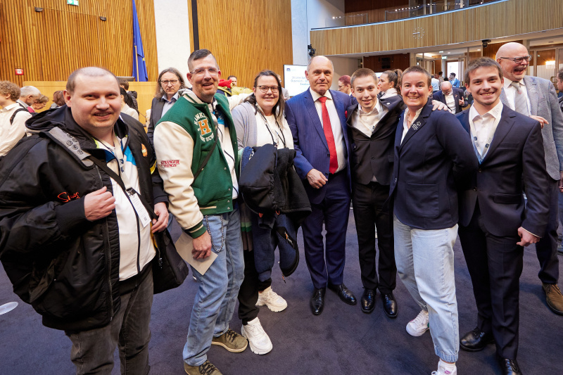 Gruppenfoto, 4. von links Nationalratspräsident Wolfgang Sobotka (ÖVP)