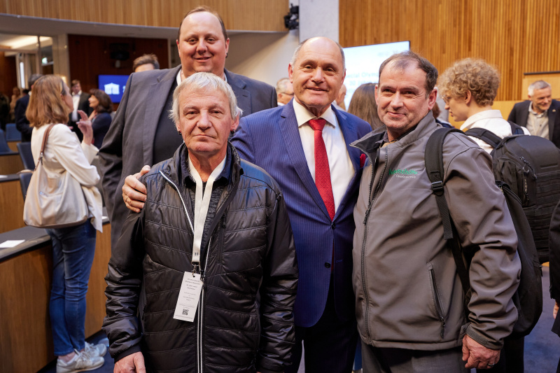 Gruppenfoto, 3. von links Nationalratspräsident Wolfgang Sobotka (ÖVP)