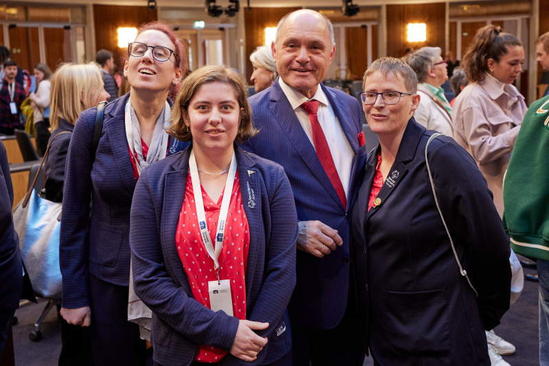 Gruppenfoto, 3. von links Nationalratspräsident Wolfgang Sobotka (ÖVP)