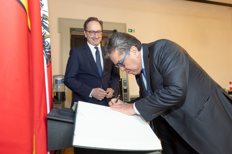 Von links: Bundesratspräsident Günter Kovacs (SPÖ), Peruanischer Botschafter Alberto Campana beim Eintrag ins Gästebuch