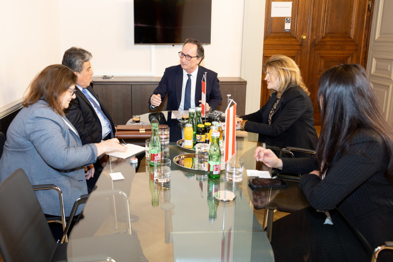 Aussprache. Bundesratspräsident Günter Kovacs (SPÖ) (Mitte).   Peruanischer Botschafter Alberto Campana (2. von links), Bundesratsvizedirektorin Alice Alsch-Harant (2. von rechts), Teilnehmerin der Peruanischen Delegation (rechts), Dolmetscherin (links)