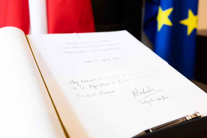 Gästebucheintrag des Peruanischen Botschafters Alberto Campana