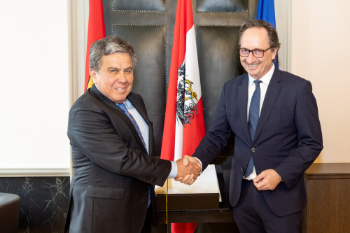 Fahnenfoto. Von rechts: Bundesratspräsident Günter Kovacs (SPÖ), Peruanischer Botschafter Alberto Campana