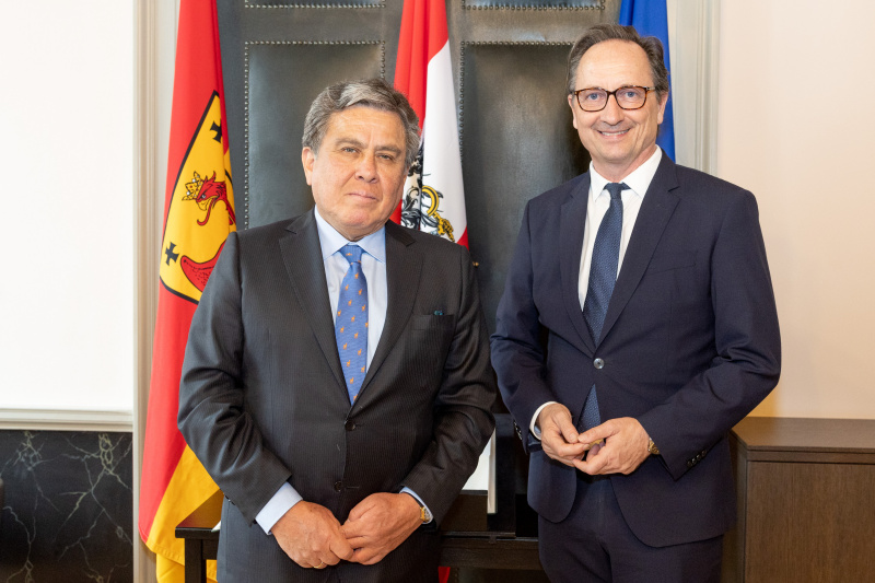 Fahnenfoto. Von rechts: Bundesratspräsident Günter Kovacs (SPÖ), Peruanischer Botschafter Alberto Campana