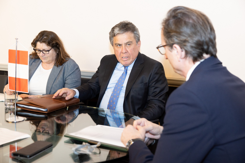 Aussprache. Peruanischer Botschafter Alberto Campana (Mitte)