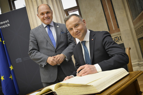 Gästebucheintrag. Von links: Nationalratspräsident Wolfgang Sobotka (ÖVP), Präsident der Republik Polen Andrzej Sebastian Duda