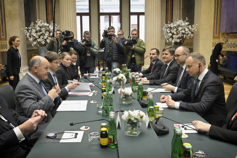 Aussprache. Linke Tischhälfte: Österreichische Delegation mit Nationalratspräsident Wolfgang Sobotka (ÖVP) (2. von links). Rechte Tischhälfte: Polnische Delegation mit dem Präsidenten der Republik Polen Andrzej Sebastian Duda (2. von rechts)