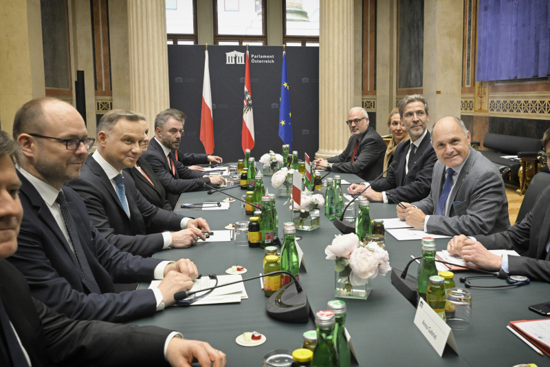 Aussprache. Linke Tischhälfte: Polnische Delegation mit dem Präsidenten der Republik Polen Andrzej Sebastian Duda (3. von links). Rechte Tischhälfte: Österreichische Delegation mit Nationalratspräsident Wolfgang Sobotka (ÖVP) (2. von rechts).