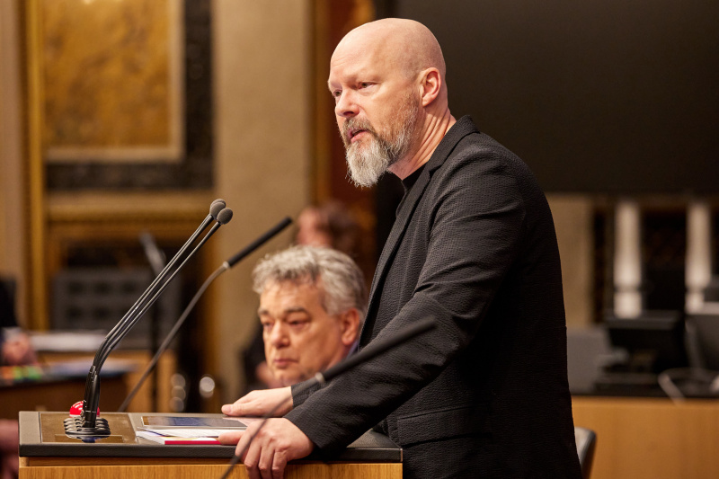 Am Rednerpult Vorsitzender der Bundesratsfraktion Marco Schreuder (GRÜNE)