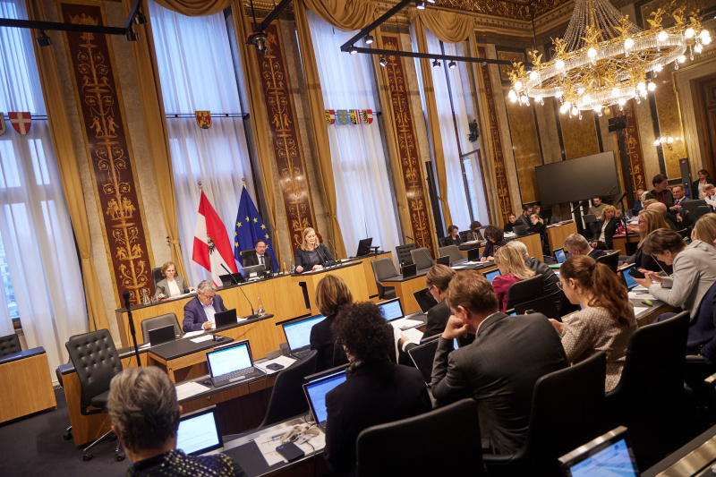 Am Rednerpult Bundesrätin Maria Huber (GRÜNE)
