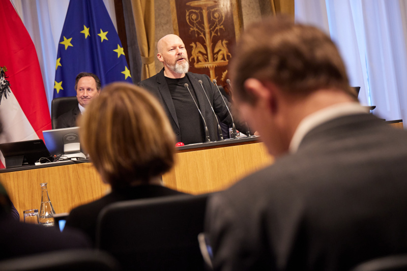 Am Rednerpult Vorsitzender der Bundesratsfraktion Marco Schreuder (GRÜNE)