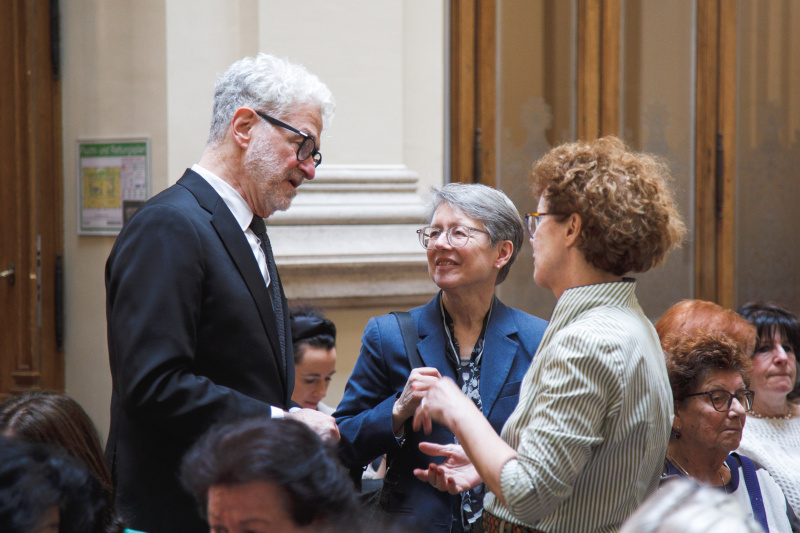 Direktor des Cafe Centropa Edward Serotta im Gespräch mit Veranstaltungsteilnehmerinnen
