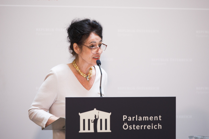 Am Rednerpult Koordinatorin des Café Centropa Tanja Eckstein