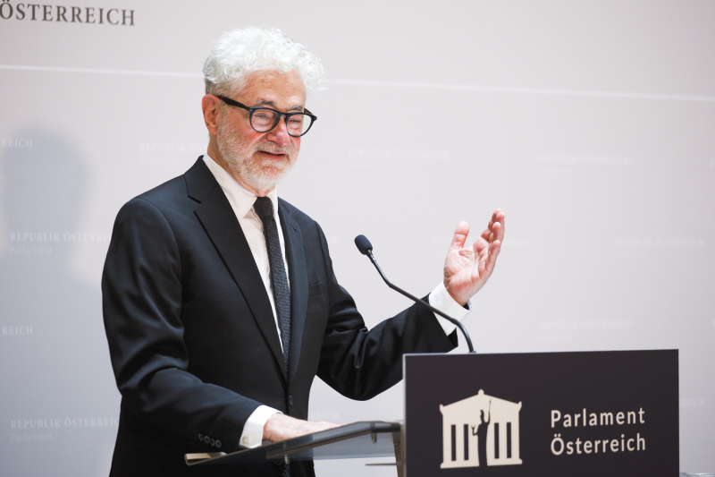 Am Rednerpult Direktor des Cafe Centropa Edward Serotta