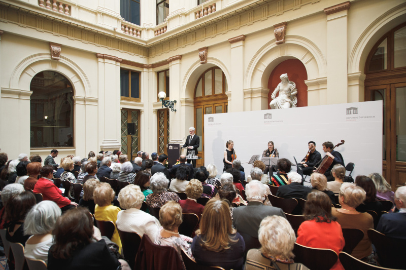 Veranstaltungsteilnehmer:innen. Am Rednerpult Direktor des Cafe Centropa Edward Serotta.