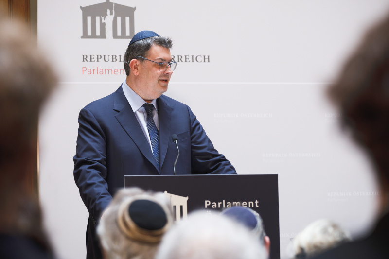 Am Rednerpult Präsident der Israelitischen Kultusgemeinde Wien Oskar Deutsch