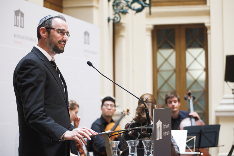 Am Rednerpult Oberrabbiner Jaron Engelmayer