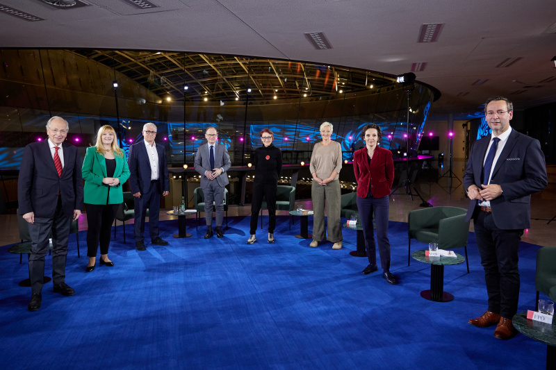 Von links: Nationalratsabgeordneter Rudolf Taschner (ÖVP), Nationalratsabgeordnete Elisabeth Feichtinger (SPÖ), Andreas Schnider Qualitätssicherungsrat für Pädagoginnen- und Pädagogenbildung (QSR), Gerald Groß, Heidi Schrodt Initiative Bildung Grenzenlos, Nationalratsabgeordnete Sibylle Hamann (GRÜNE), Nationalratsabgeordnete Martina Künsberg Sarre (NEOS), Nationalratsabgeordneter Hermann Brückl (FPÖ)