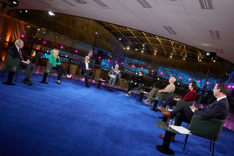 Von links: Nationalratsabgeordneter Rudolf Taschner (ÖVP), Nationalratsabgeordnete Elisabeth Feichtinger (SPÖ), Andreas Schnider Qualitätssicherungsrat für Pädagoginnen- und Pädagogenbildung (QSR), Gerald Groß, Heidi Schrodt Initiative Bildung Grenzenlos, Nationalratsabgeordnete Sibylle Hamann (GRÜNE), Nationalratsabgeordnete Martina Künsberg Sarre (NEOS), Nationalratsabgeordneter Hermann Brückl (FPÖ)