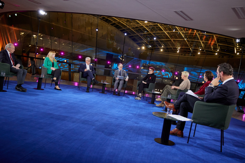 Von links: Nationalratsabgeordneter Rudolf Taschner (ÖVP), Nationalratsabgeordnete Elisabeth Feichtinger (SPÖ), Andreas Schnider Qualitätssicherungsrat für Pädagoginnen- und Pädagogenbildung (QSR), Gerald Groß, Heidi Schrodt Initiative Bildung Grenzenlos, Nationalratsabgeordnete Sibylle Hamann (GRÜNE), Nationalratsabgeordnete Martina Künsberg Sarre (NEOS), Nationalratsabgeordneter Hermann Brückl (FPÖ)