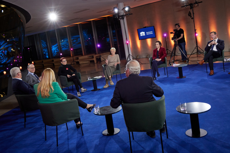Von links: Nationalratsabgeordneter Rudolf Taschner (ÖVP), Nationalratsabgeordnete Elisabeth Feichtinger (SPÖ), Andreas Schnider Qualitätssicherungsrat für Pädagoginnen- und Pädagogenbildung (QSR), Gerald Groß, Heidi Schrodt Initiative Bildung Grenzenlos, Nationalratsabgeordnete Sibylle Hamann (GRÜNE), Nationalratsabgeordnete Martina Künsberg Sarre (NEOS), Nationalratsabgeordneter Hermann Brückl (FPÖ)