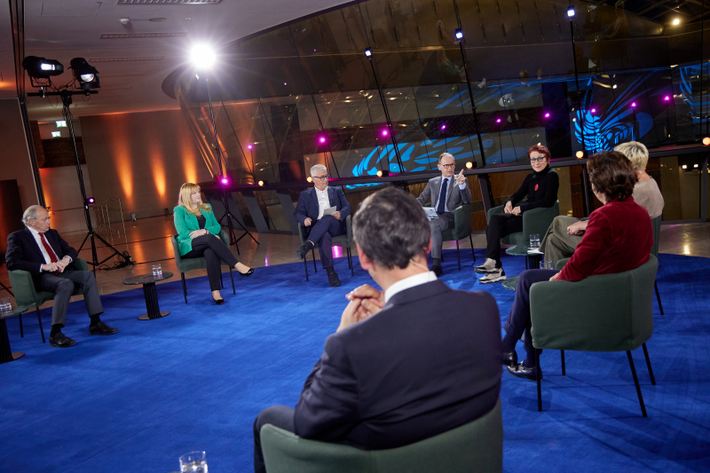 Von links: Nationalratsabgeordneter Rudolf Taschner (ÖVP), Nationalratsabgeordnete Elisabeth Feichtinger (SPÖ), Andreas Schnider Qualitätssicherungsrat für Pädagoginnen- und Pädagogenbildung (QSR), Gerald Groß, Heidi Schrodt Initiative Bildung Grenzenlos, Nationalratsabgeordnete Sibylle Hamann (GRÜNE), Nationalratsabgeordnete Martina Künsberg Sarre (NEOS), Nationalratsabgeordneter Hermann Brückl (FPÖ)