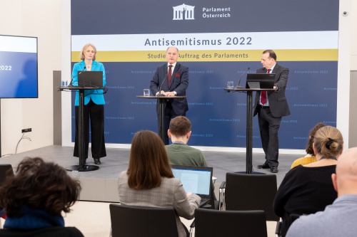 Podium von links: IFES Studienleiterin Eva Zeglovits, Nationalratspräsident Wolfgang Sobotka (ÖVP), Braintrust Projektkoordinator Thomas Stern