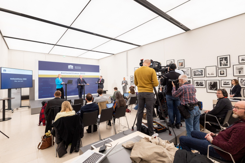 Podium von links: IFES Studienleiterin Eva Zeglovits, Nationalratspräsident Wolfgang Sobotka (ÖVP), Braintrust Projektkoordinator Thomas Stern, Moderator Karl-Heinz Grundböck. Veranstaltungsteilnehmer:innen