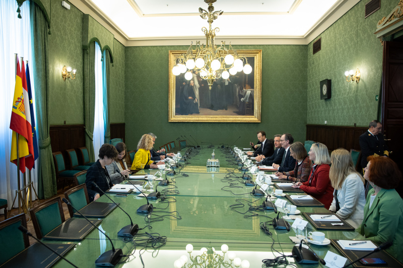 Aussprache. Linke Tischhälfte: Spanische Delegation unter der Leitung der Präsidentin des Abgeordnetenhauses Meritxell Batet Lamaña. Rechte Tischhälfte: Österreichische Delegation unter der Leitung von Bundesratspräsident Günter Kovacs (SPÖ)