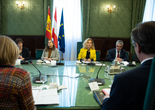 Spanische Delegation unter der Leitung der Präsidentin des Abgeordnetenhauses Meritxell Batet Lamaña (2. von rechts) während der Aussprache