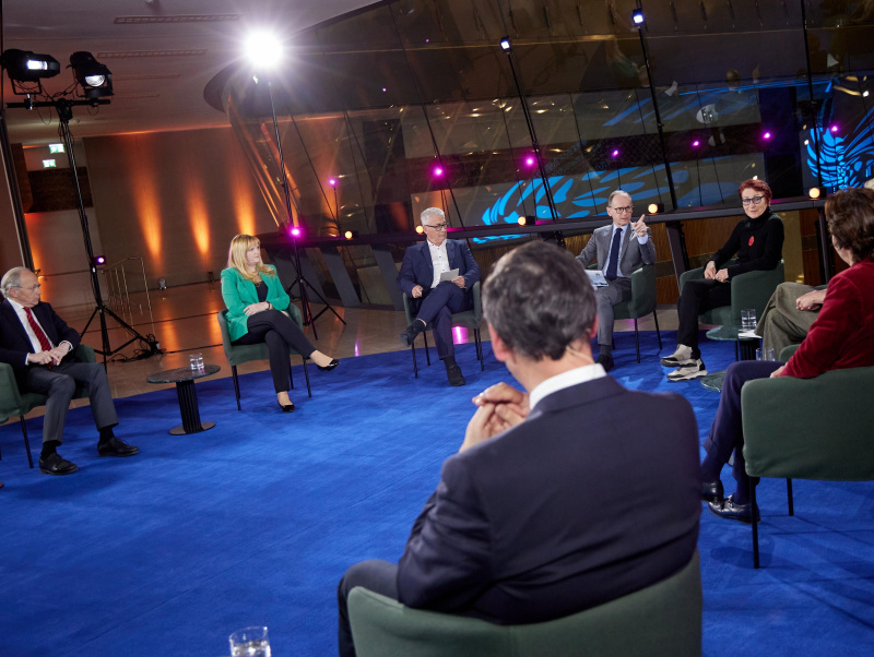 Einige Personen im Studio bei der Aufzeichnung der Sendung Politik am Ring