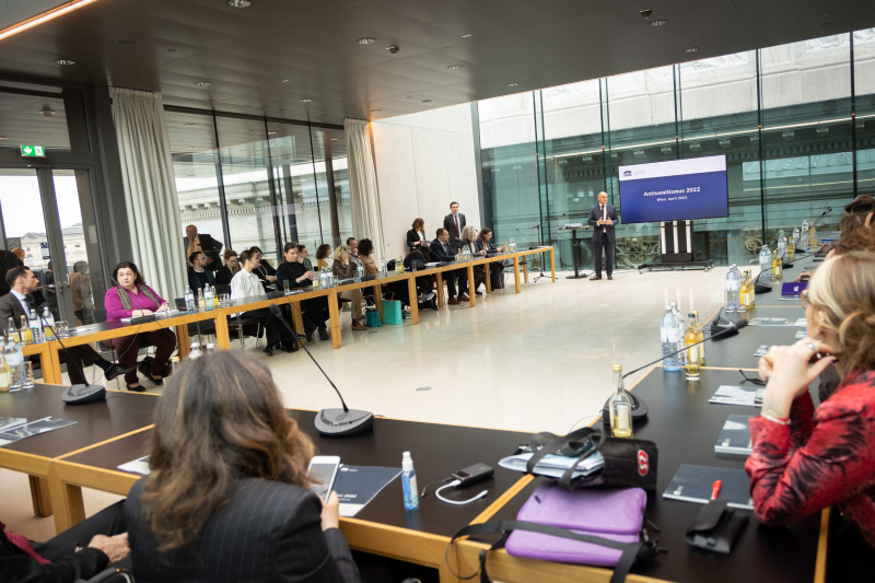 Blick Richtung Veranstaltungsteilnehmer:innen. Begegrüßung durch Nationalratspräsident Wolfgang Sobotka (ÖVP)