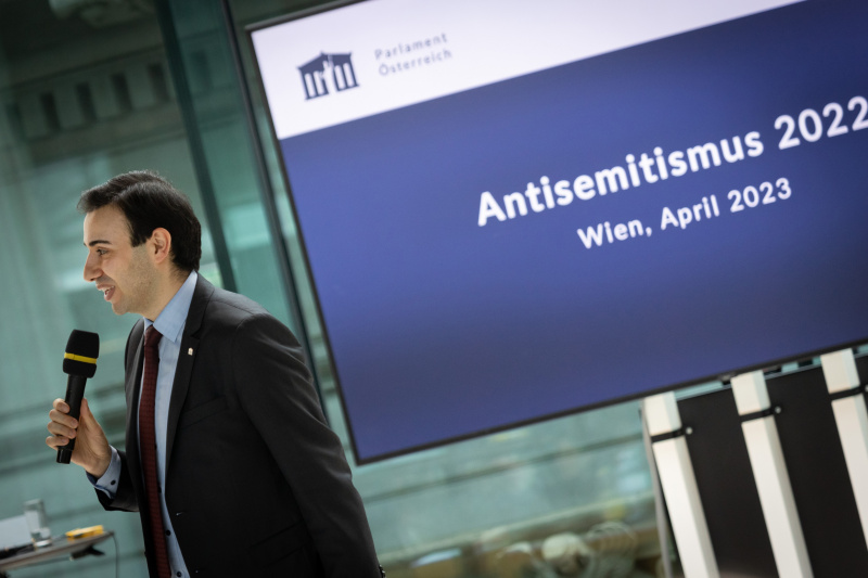 Moderator David Pinchasov