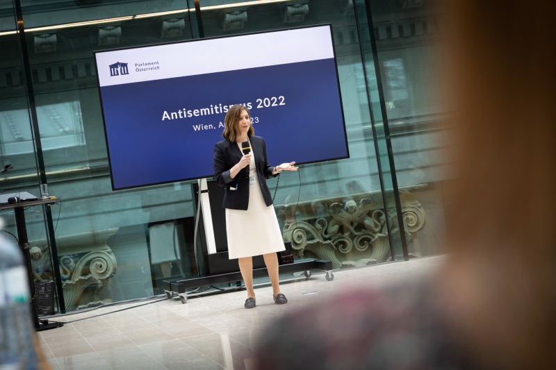 Einleitende Worte durch Rifka Junger