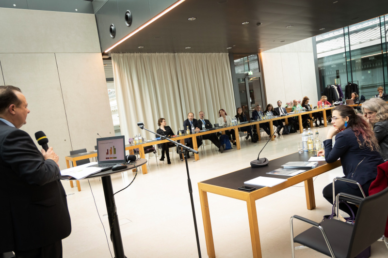 Blick Richtung Veranstaltungsteilnehmer:innen. Im Vordergrund:CEO Brain Trust Thomas Stern