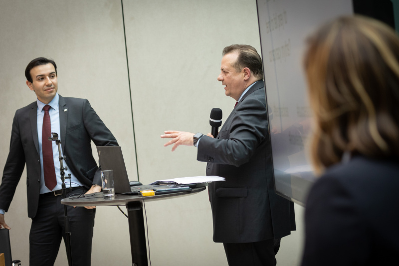 von links:  Moderator David Pinchasov, CEO Brain Trust Thomas Stern, Moderatorin Rifka Junger