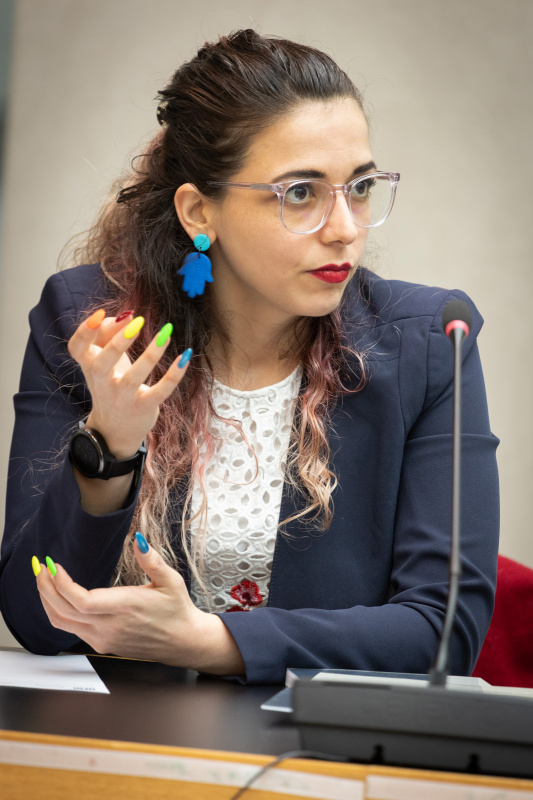 Veranstaltungsteilnehmer:in bei der Fragerunde