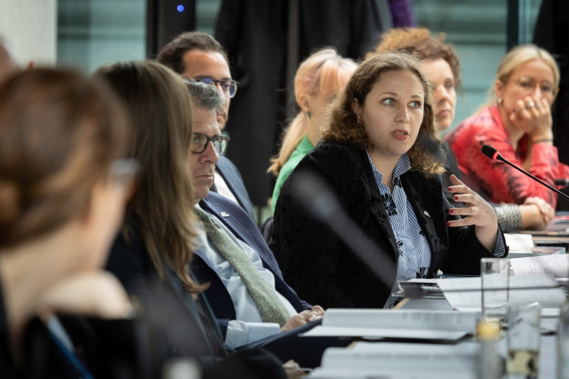 Veranstaltungsteilnehmer:innen bei der Fragerunde