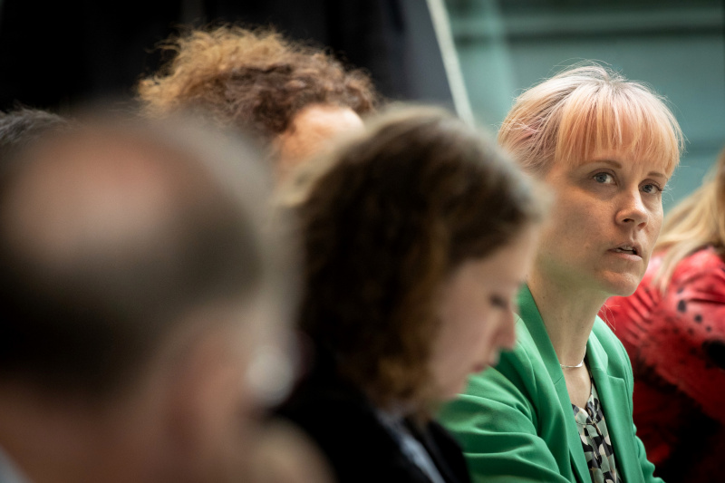 Veranstaltungsteilnehmer:innen bei der Fragerunde