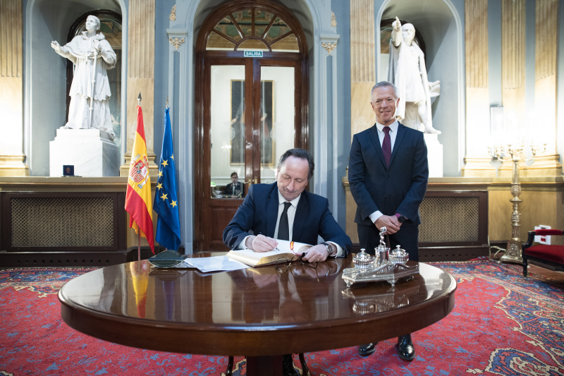 Von links: Bundesratspräsident Günter Kovacs (SPÖ) beim Eintrag in das Gästebuch, Spanischer Senatspräsident Ander Gil García