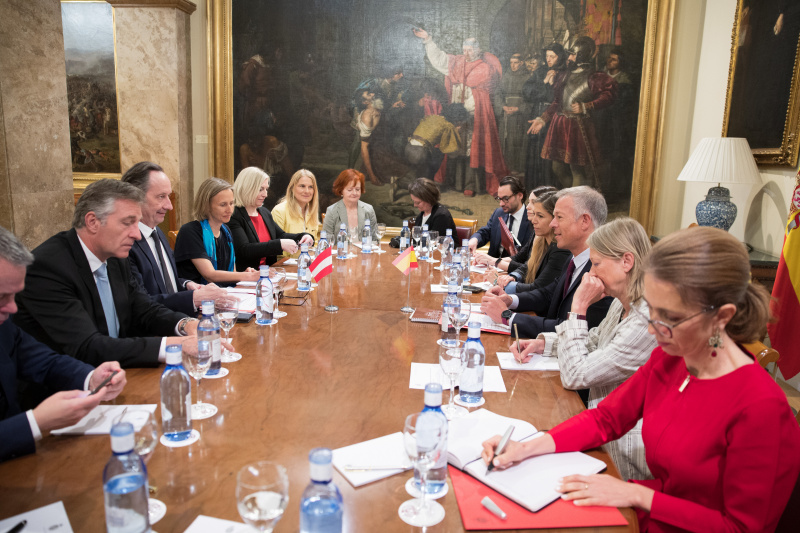 Aussprache. Linke Tischhälfte: Österreichische Delegation unter der Leitung von Bundesratspräsident Günter Kovacs (SPÖ) (2. von links). Rechte Tischhälfte: Spanische Delegation unter der Leitung von  Senatspräsident Ander Gil García (3. von rechts)