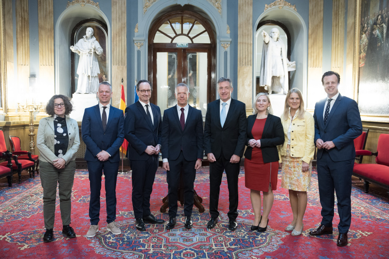 Von links: Bundesrätin Elisabeth Kittl (Grüne), Bundesratsvizepräsident Harald Himmer (ÖVP), Bundesratspräsident Günter Kovacs (SPÖ), Spanischer Senatspräsident Ander Gil García, Veranstaltungsteilnehmer, Bundesratsvizepräsidentin Doris Hahn (SPÖ), Bundesrätin Elisabeth Grossmann (SPÖ), Bundesrat Karlheinz Kornhäusl (ÖVP)