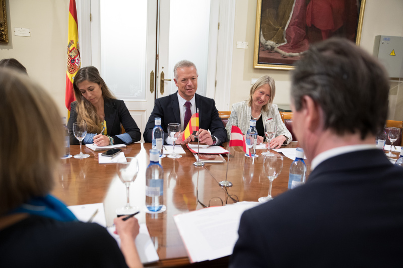 Aussprache. Spanische Delegation unter der Leitung von  Senatspräsident Ander Gil García